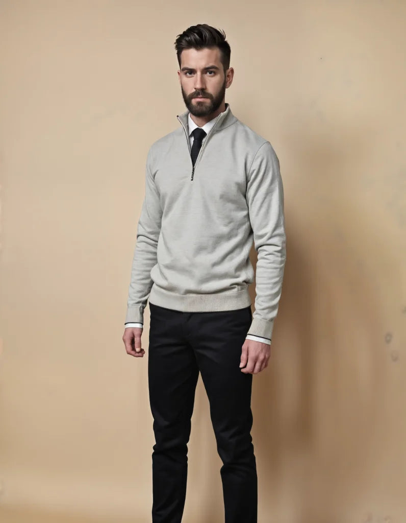Eleganza casual - Maglione grigio con mezza zip e chino neri