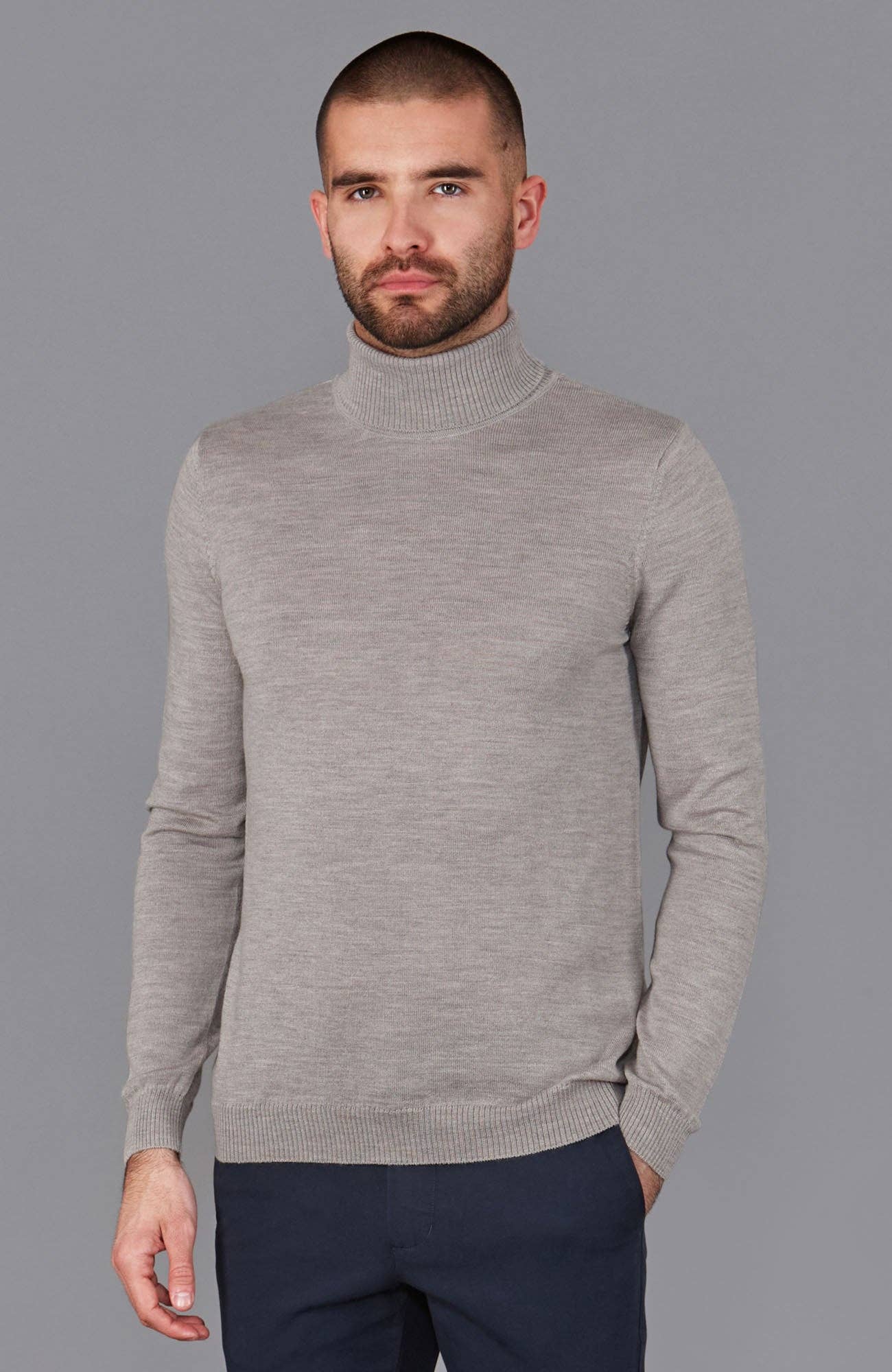 Maglione da uomo in lana merino extra fine con collo alto