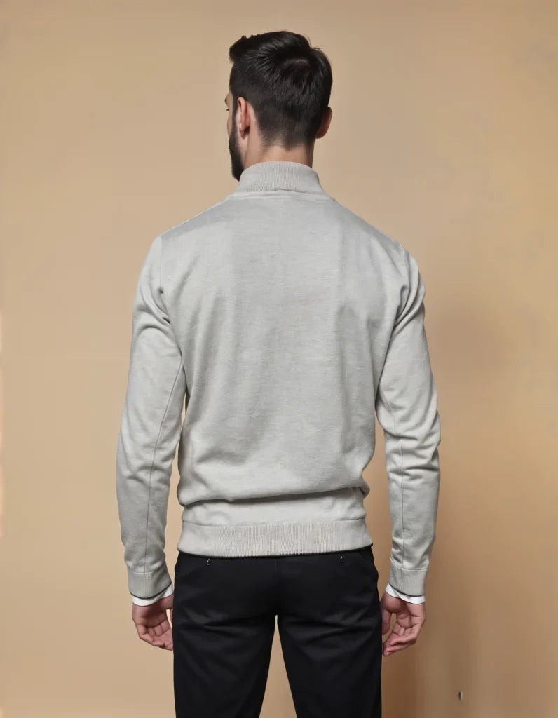 Eleganza casual - Maglione grigio con mezza zip e chino neri