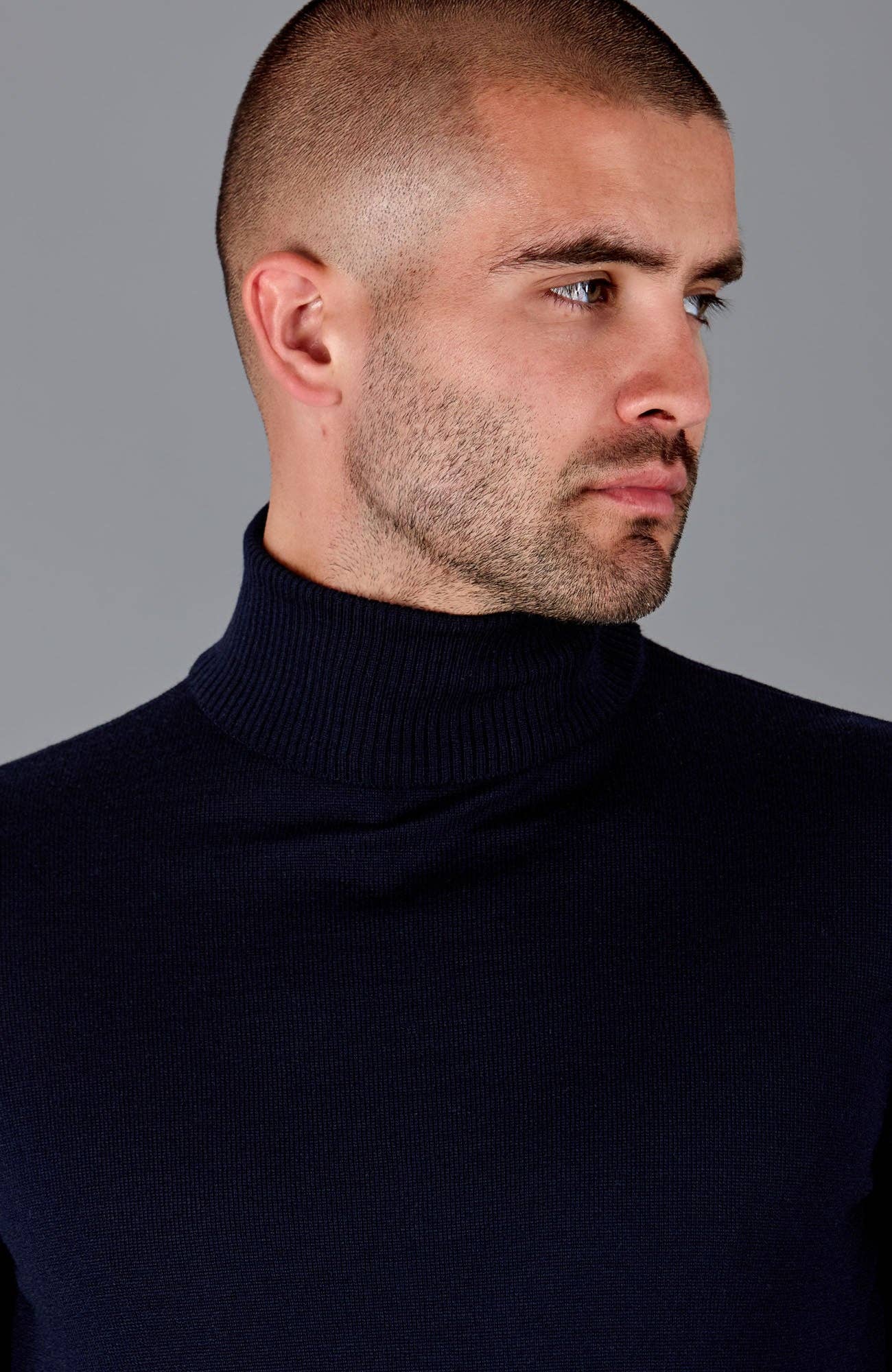 Maglione da uomo in lana merino extra fine con collo alto